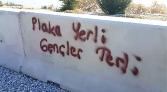 Ödemiş'teki Bariyerlere 'Çirkin Yazılar' Tepki Çekti