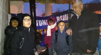 Öğrencilerin Üşümesine Dayanamadı Durağa Soba Kurdu