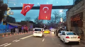 Gece Kulübünün Bulunduğu Caddeye Dev Türk Bayrağı Asıldı