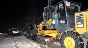 Osmaniye'de Karda Mahsur Kalan Araçlar Kurtarıldı