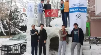 Üniversite Öğrencileri Kardan Cami Yaptı