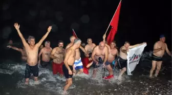 Yeni Yıla Denizde Türk Bayrağı Açarak Girdiler