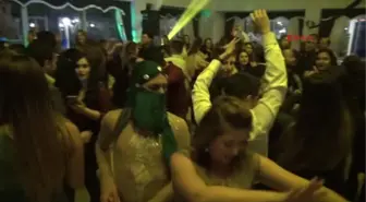 Yılbaşı Gecesi Sürpriz Evlilik Teklifleri
