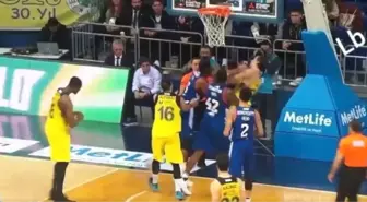 Fener Maçında Olay! Birbirlerine Vurdular - Video