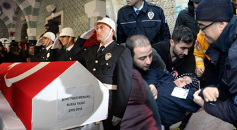 Şehit Polisin Annesi Tabutun Başında Daha Fazla Dayanamadı, Bayıldı!