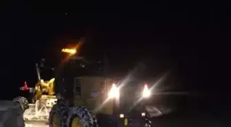 Seyitgazi'nin 51 Mahallesinde Karla Mücadele Çalışmaları Sürüyor