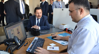 Vali, Yeni Kimlik Kartı İçin Başvuru Yaptı
