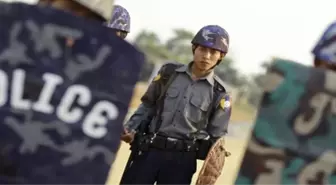 Myanmar'da 10 Polis Gözaltında