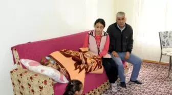 Fatma, Kanser Hastası Annesine Bakmak İçin Okulu Bıraktı