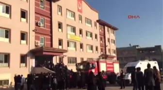 Şanlıurfa'da Lisede Yangın, 20 Öğrenci Dumandan Etkilendi