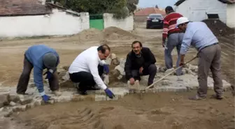 Başkan Ozan, Mahalle Muhtarıyla Birlikte Parke Taşı Döşedi