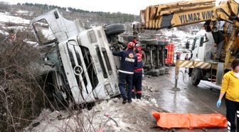 Freni Boşalan Tır Devrildi, Sürücü Öldü