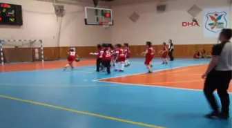 Beden Eğitimi Öğretmeni Yetiştirdiği Basketbol Öğrencilerinin Masraflarını Cebinden Karşılıyor