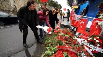 Bedri Baykam Ortaköy'de Saldırı Yapılan Reina'ya Geldi