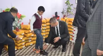 Besni'de Hayırsever İş Adamından Öğrencilere Ayakkabı Yardımı