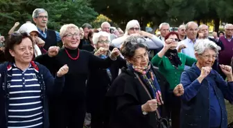 'Yaşlı Üniversitesi'nde Kazak Öremeyen Erkek Mezun Olamıyor