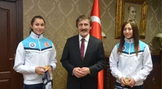 Rektör Çapoğlu, Avrupa 3.'sü Olan Badminton Takımını Ödüllendirdi