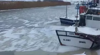 Çanakkale'de Kavakköy Çayı Buz Tuttu