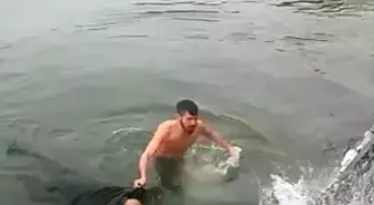 Dondurucu Soğuğa Aldırmayan Polis, Denize Atlayıp Adamı Kurtardı