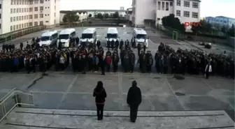 Antalya Lisede Bayrak Töreninde, Öğrenciler Öğretmene Saldırdı