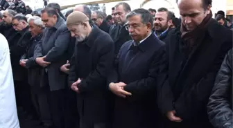 Bakan İsmet Yılmaz Yengesinin Cenazesine Katıldı