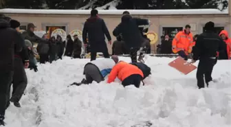 Camide Çöken Tentenin Altından Son Anda Kurtulan Kadın: Kaos Yaşandı