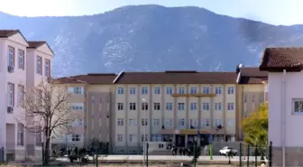 Lisede Bayrak Töreninde, Öğrenciler Öğretmene Saldırdı