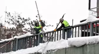 Gaziosmanpaşa'da Bina ve Altgeçitlerde Oluşan Buz Sarkıtları Temizlendi