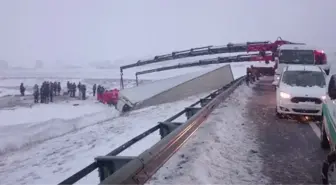 Tır Karda Kayganlaşan Yolda Devrildi: 1 Ölü