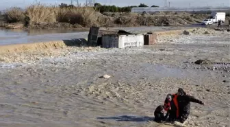 Derede Devrilen Tırda Mahsur Kalan Şoför, Son Anda Kurtarıldı