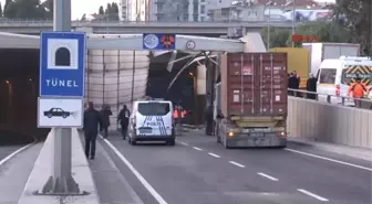 Izmir Tır Köprünün Beton Bloğuna Çarptı Faciadan Dönüldü