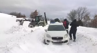 Karla Kaplı Yolda Mahsur Kalan 2 Kişi Kurtarıldı