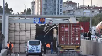 Tır, Köprünün Beton Bloğuna Çarptı, Faciadan Dönüldü