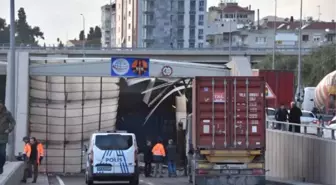 Tır, Köprünün Beton Bloğuna Çarptı, Faciadan Dönüldü