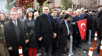 Avukatlar, İzmir Adliyesi'ne Saldırıyı 'İnsan Zinciri' Oluşturarak Protesto Etti