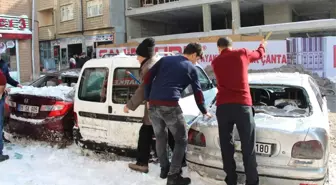 (Güvenlik Kamerası Görüntüsüyle) Esenler'de Çatıdan Düşen Kar Birikintisi Korkuttu