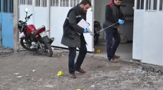 Mobilya Atölyesini Basıp Eski Ortağı ile Kardeşini Vurdu