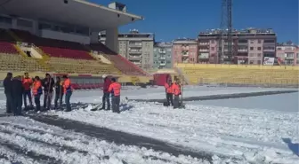 İnönü Stadı'nda Kar Temizliği