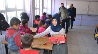 Köy Okulundaki Öğrencilere Anlamlı Hediye