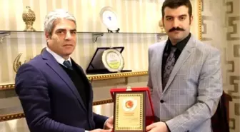 Tayini Çıkan Emniyet Müdürü Mahmut Çetin'e Plaket