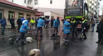 Otobüs Yangının Ardından Yolu Temizlik Görevlileri Temizledi