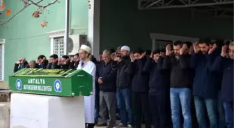 Zeytinburnu'nda Çöken Bina Altında Ölen Mehmet Akbaş, Antalya'da Toprağa Verildi