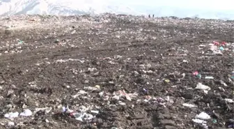 Ekmeğini Çöpten Çıkarıyor