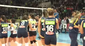 Fenerbahçeli Voleybolcular Kupayı Taraftarlara Armağan Etti