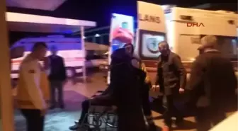 Sakarya Minibüs Yola Kontrolsüzce Çıkan Otomobile Çarptı: 8 Yaralı