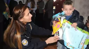 Polisten Terör Mağduru Öğrencilere Karne Hediyesi