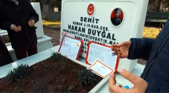 Şehit Duyğal'ın Oğulları Karnelerini Alıp Şehitliğe Koştu