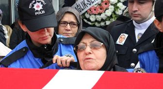 Şehit Oğlunu Polis Üniformasıyla Uğurladı