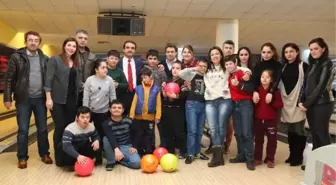 Down Sendromlu Çocukların Bowling Heyecanı