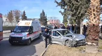 Kaza Yapan Otomobil Refüje Çıktı: 1 Yaralı